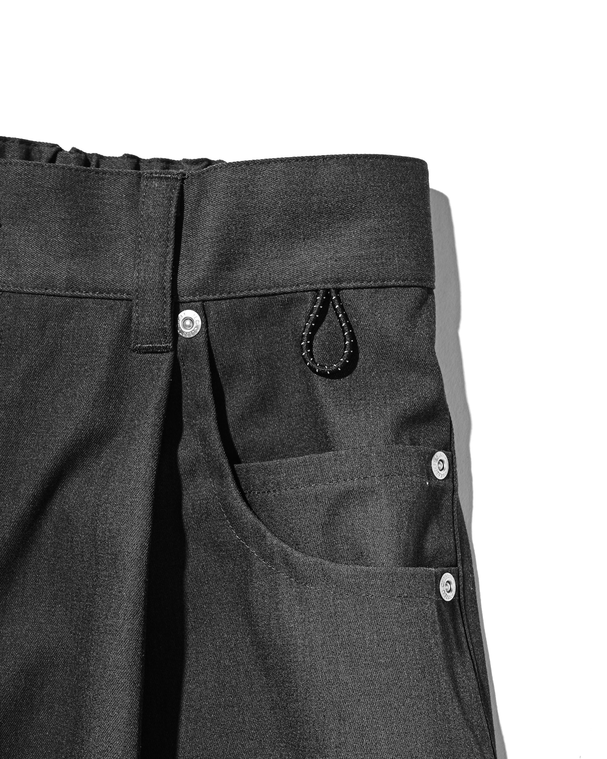 T/C GABARDINE CITY MASSIVE UTILITY CROPPED PANTS (CHARCOAL)