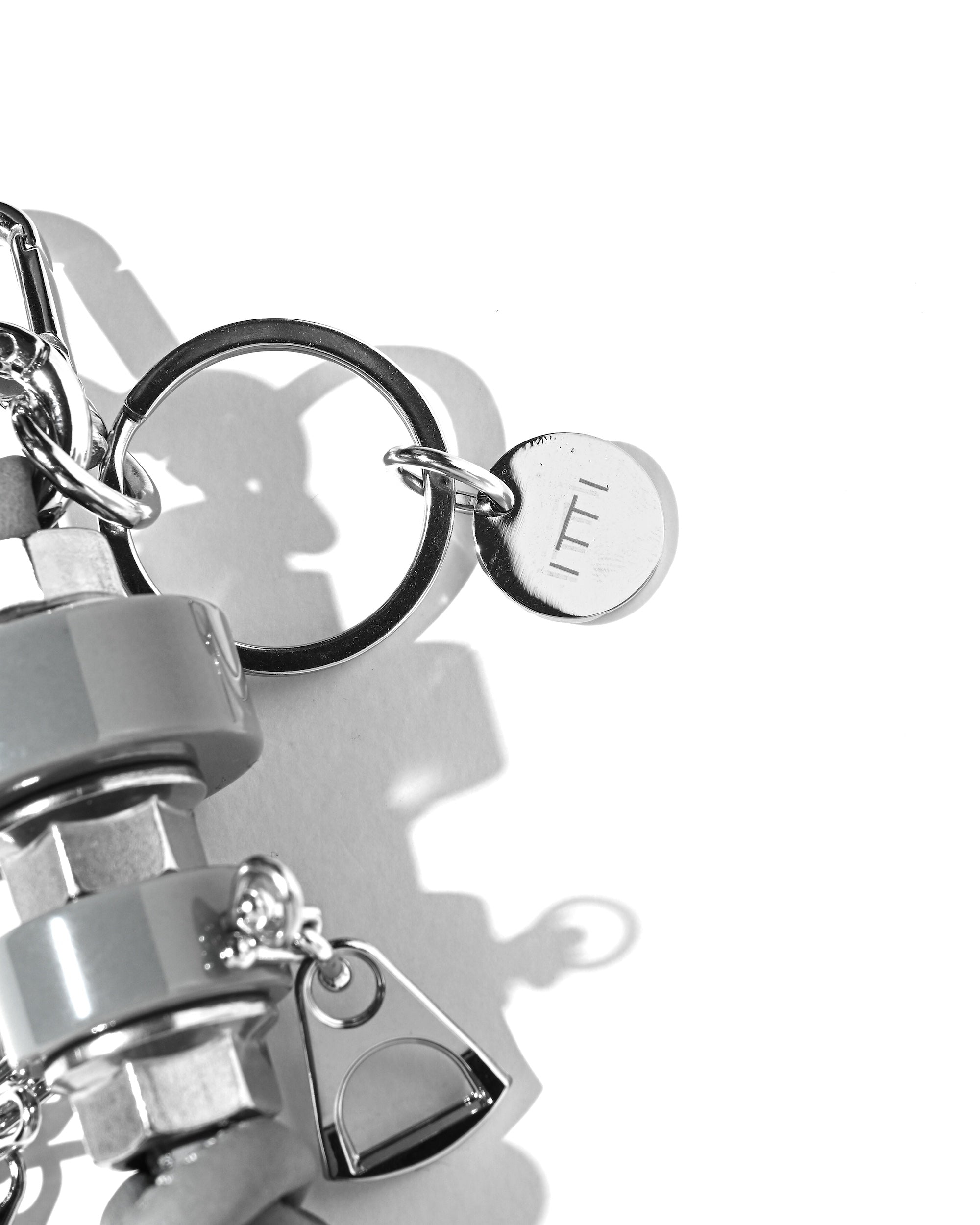 【12.17 WED 20:00- IN STOCK】【EX.】CRISTY ROBOT KNOT CHARM BY ITTI (GRAY)