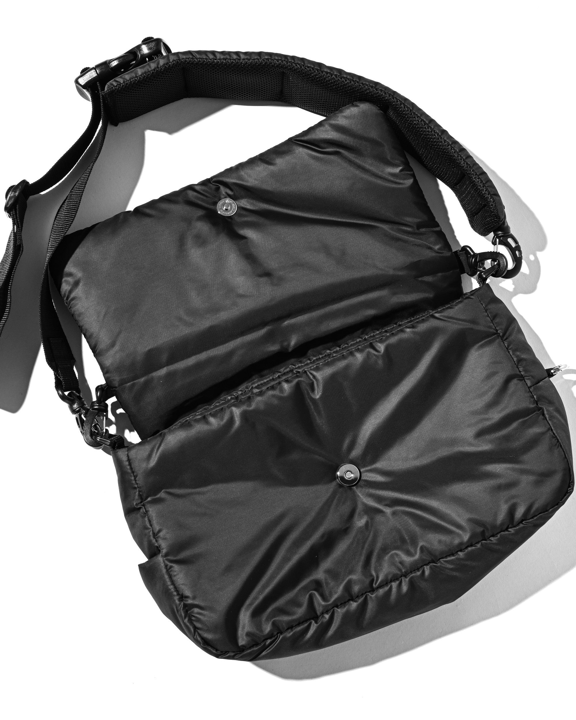 6.24 WED 20:00- IN STOCK】PADDED FLAP HOLIDAY BAG(BLACK)