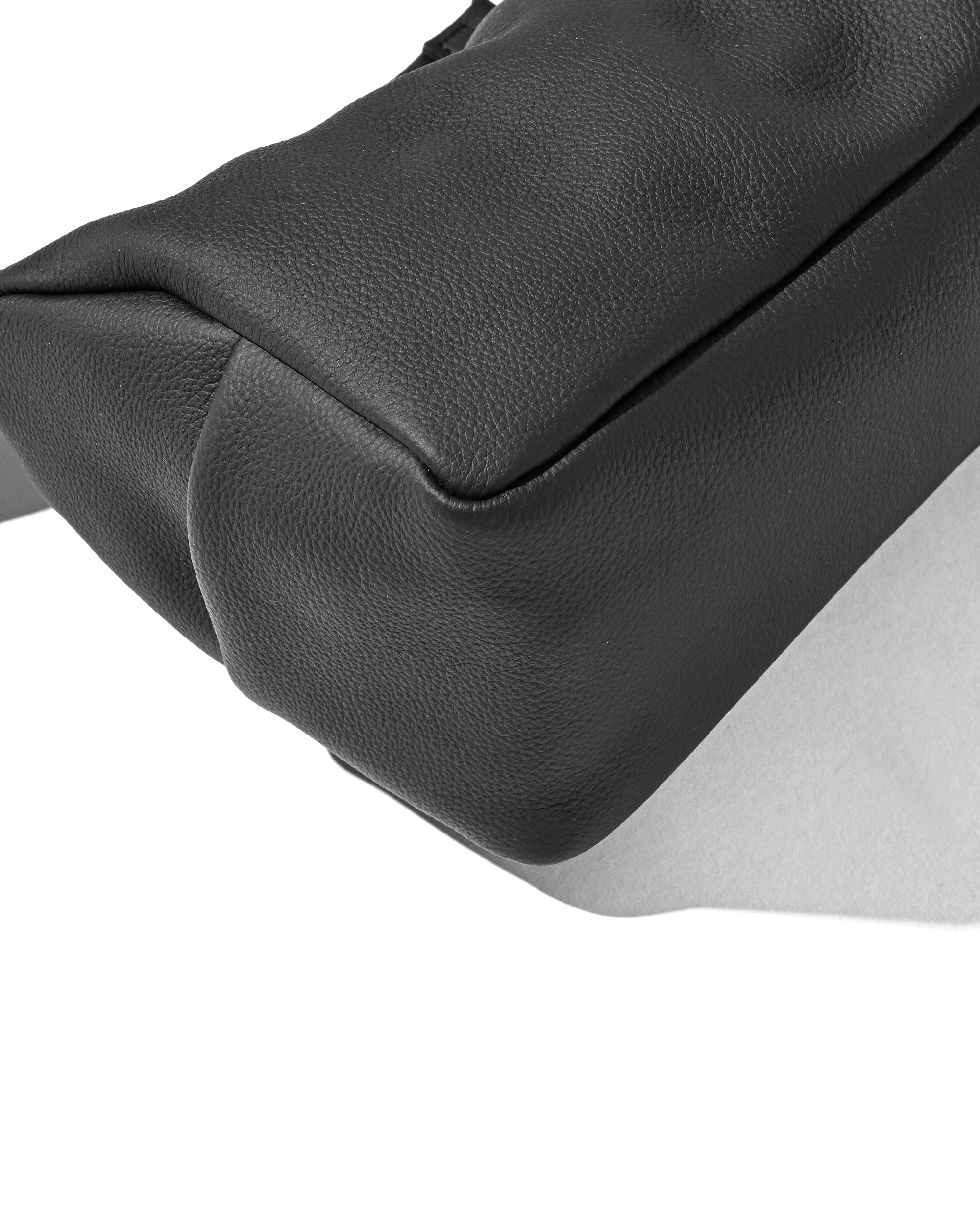 【8.15 SAT 20:00- IN STOCK】GRAIN LEATHER DAYOFF BAG MINI (BLACK)