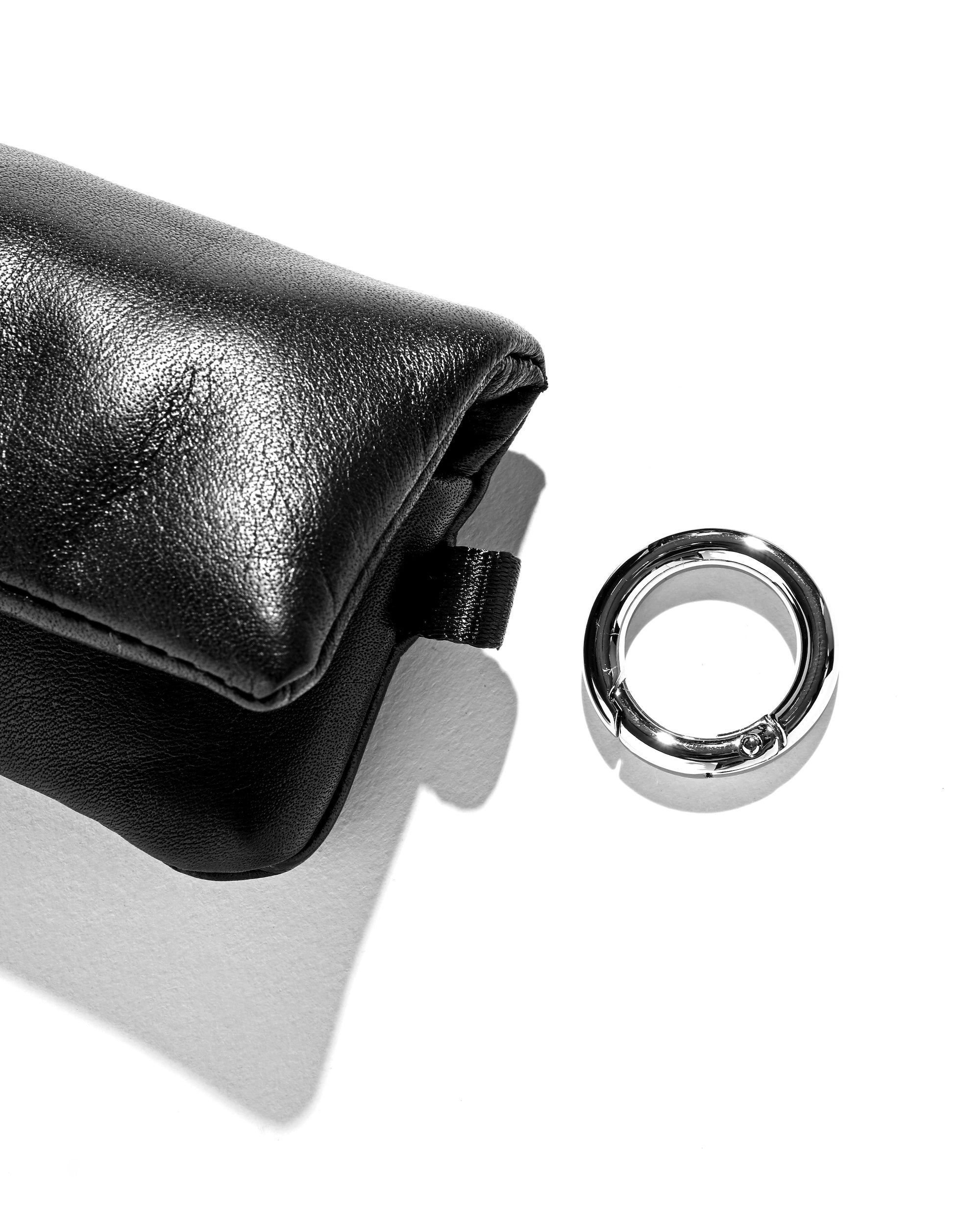 小物 CLESSTE LEATHER PADDED AIRPODS CASE LEATHER PADDED AIRPODS CASE (BLACK)