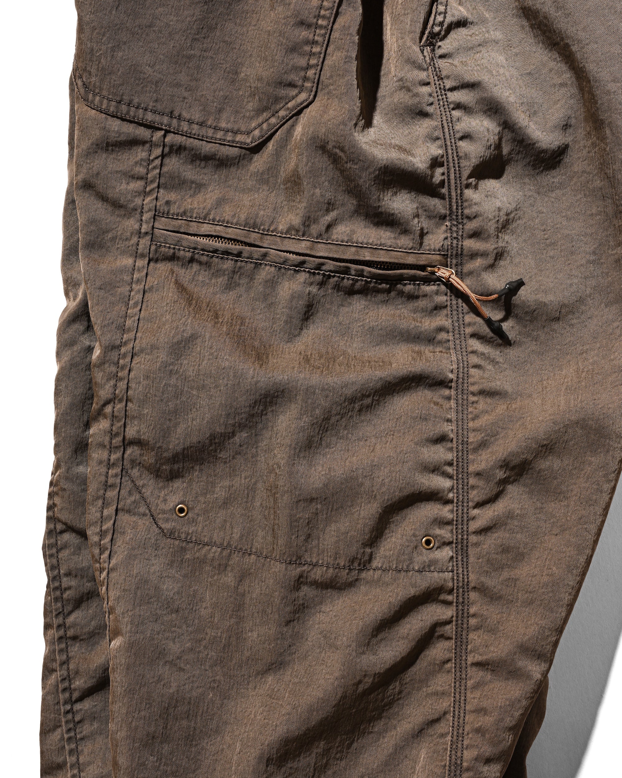 【2.7 SAT 20:00- IN STOCK】FADED FINISH NYLON CITY TWISTED WORKER PANTS (FADE BROWN)