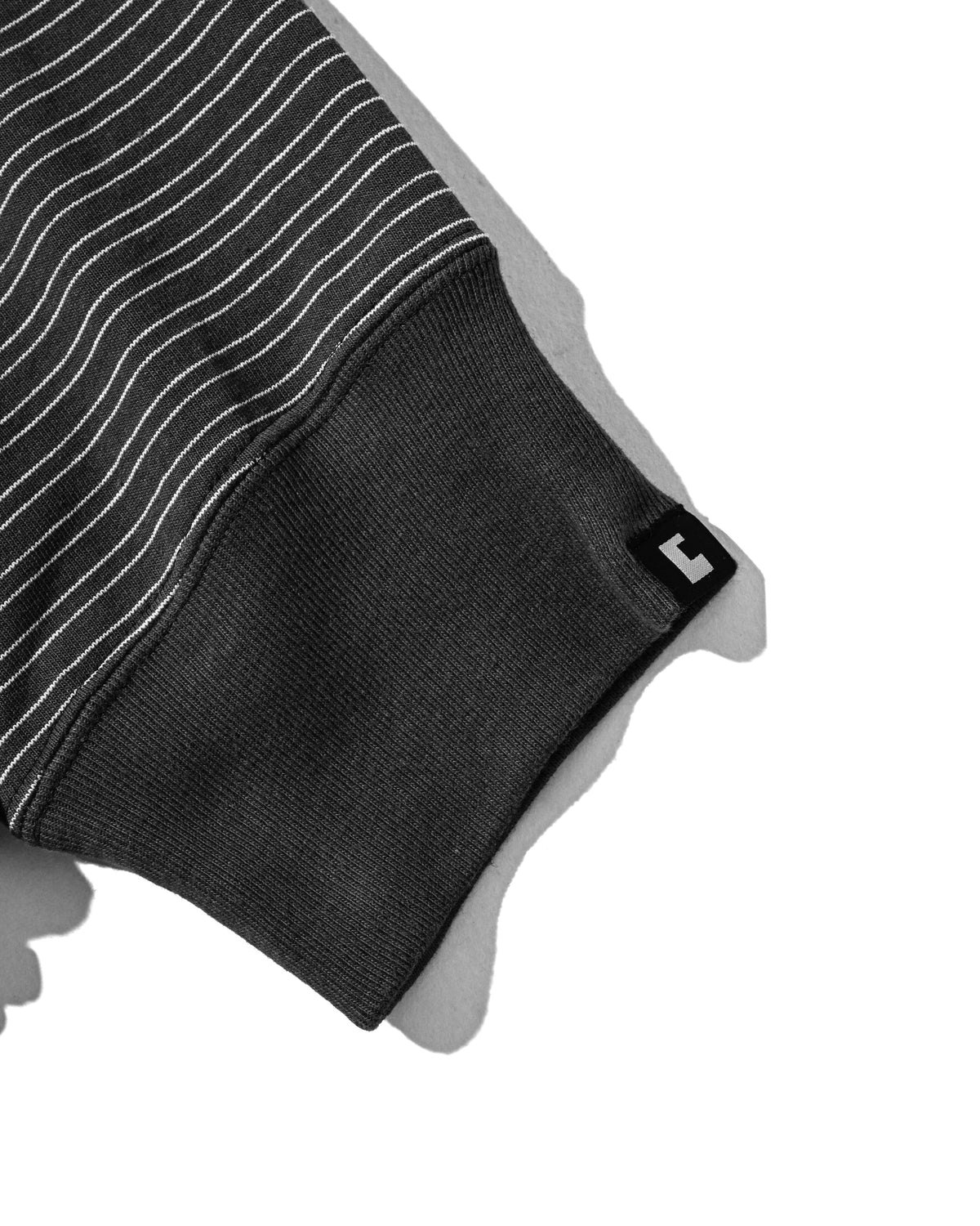 【10.14 WED 20:00- IN STOCK】 MICRO STRIPE HENLEY NECK L/S T-SHIRT WITH DRAWSTRINGS (GRAY)