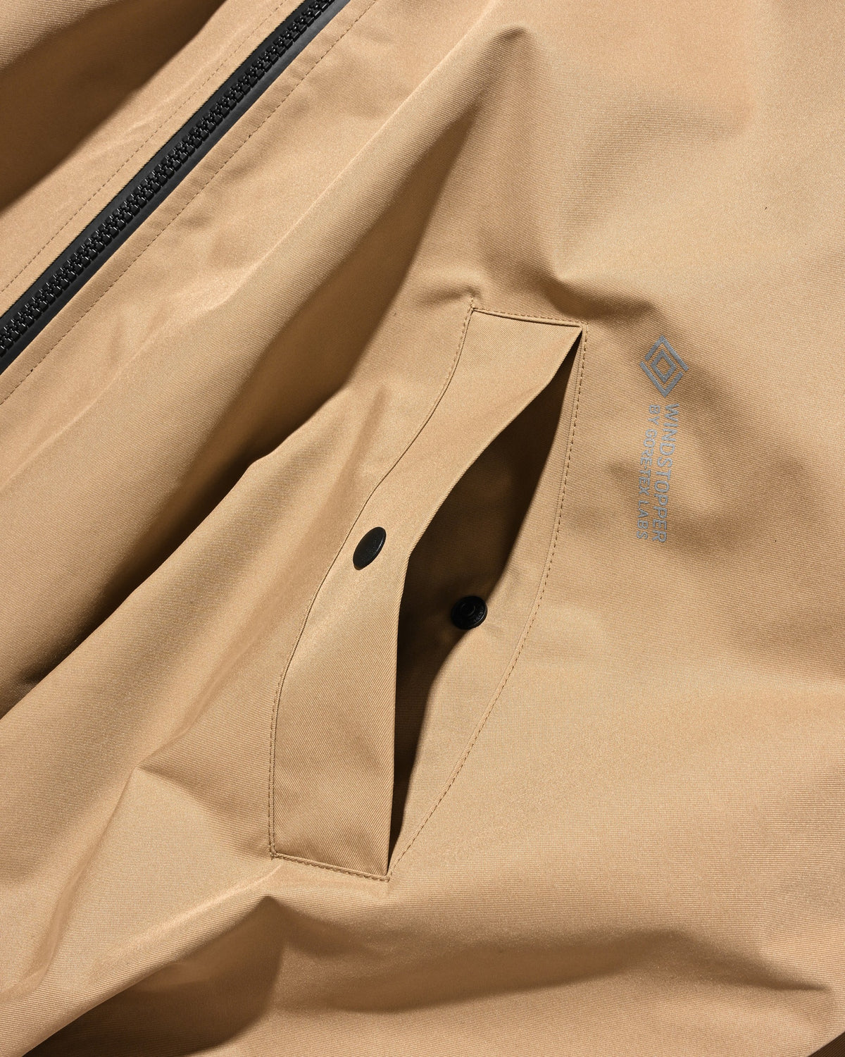 【10.17 SAT 20:00- IN STOCK】 +phenix WINDSTOPPER® by GORE-TEX LABS TWILL CITY STAND BALLOON UTILITY JACKET (CAMEL BEIGE)