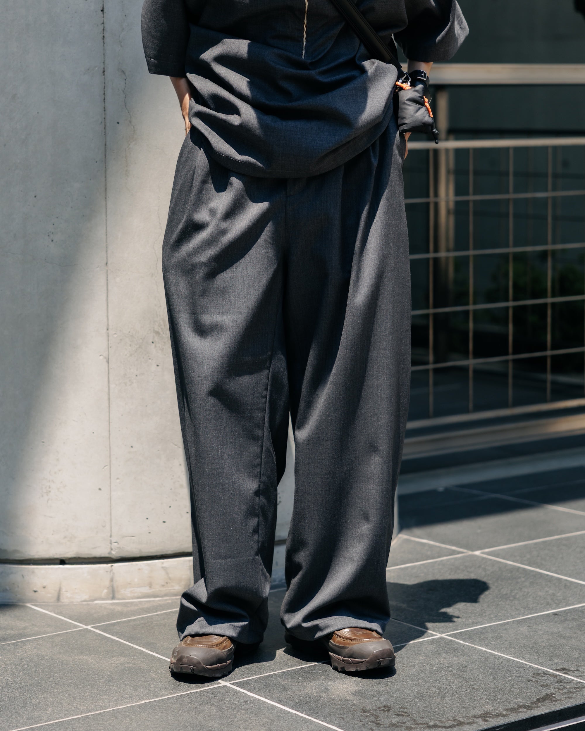 WOOL GABARDINE CITY UNIFORM WIDE STRAIGHT PANTS (GRAY)