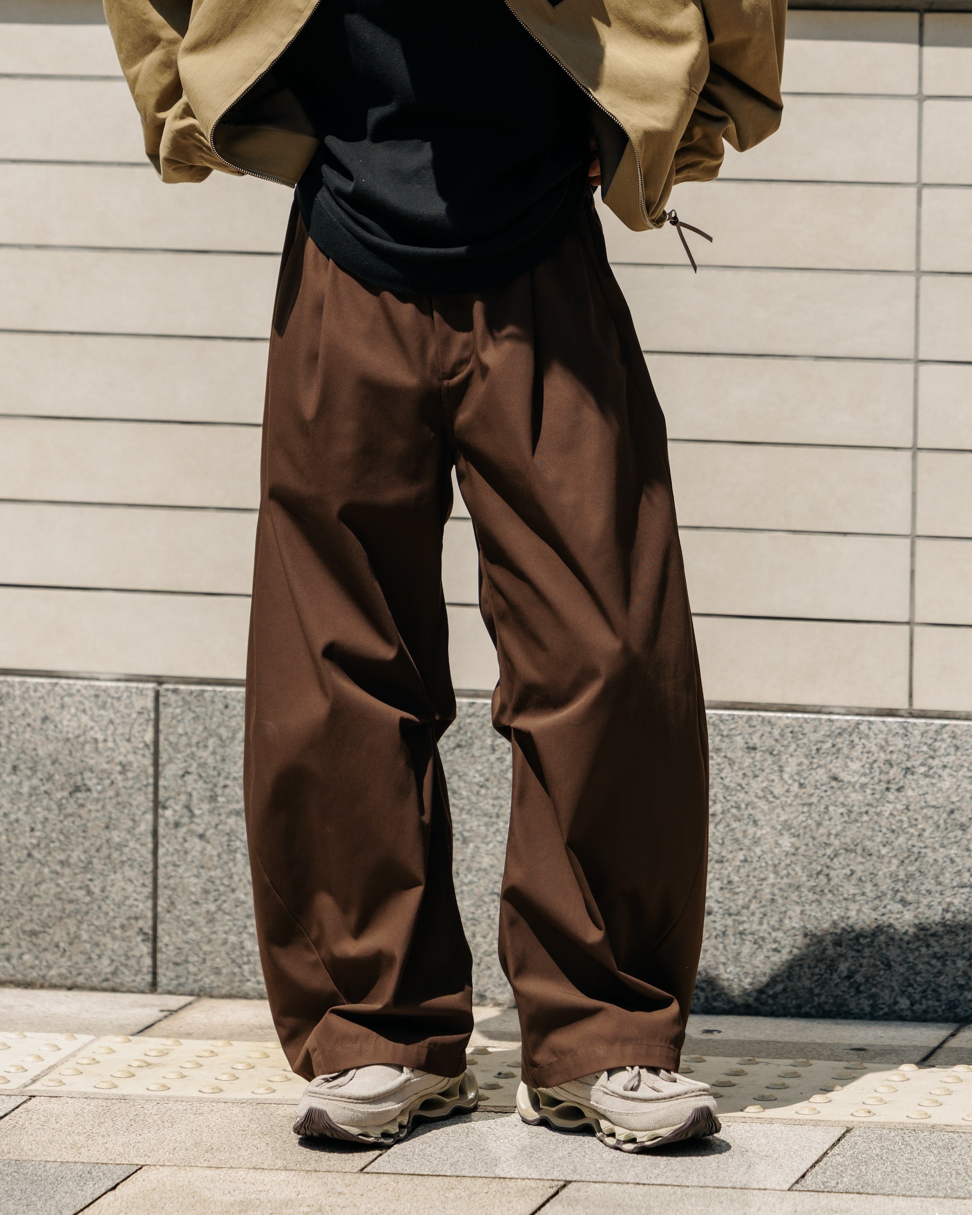 【9.10 WED 20:00- IN STOCK】BARREL LEG EASY PANTS (BROWN)