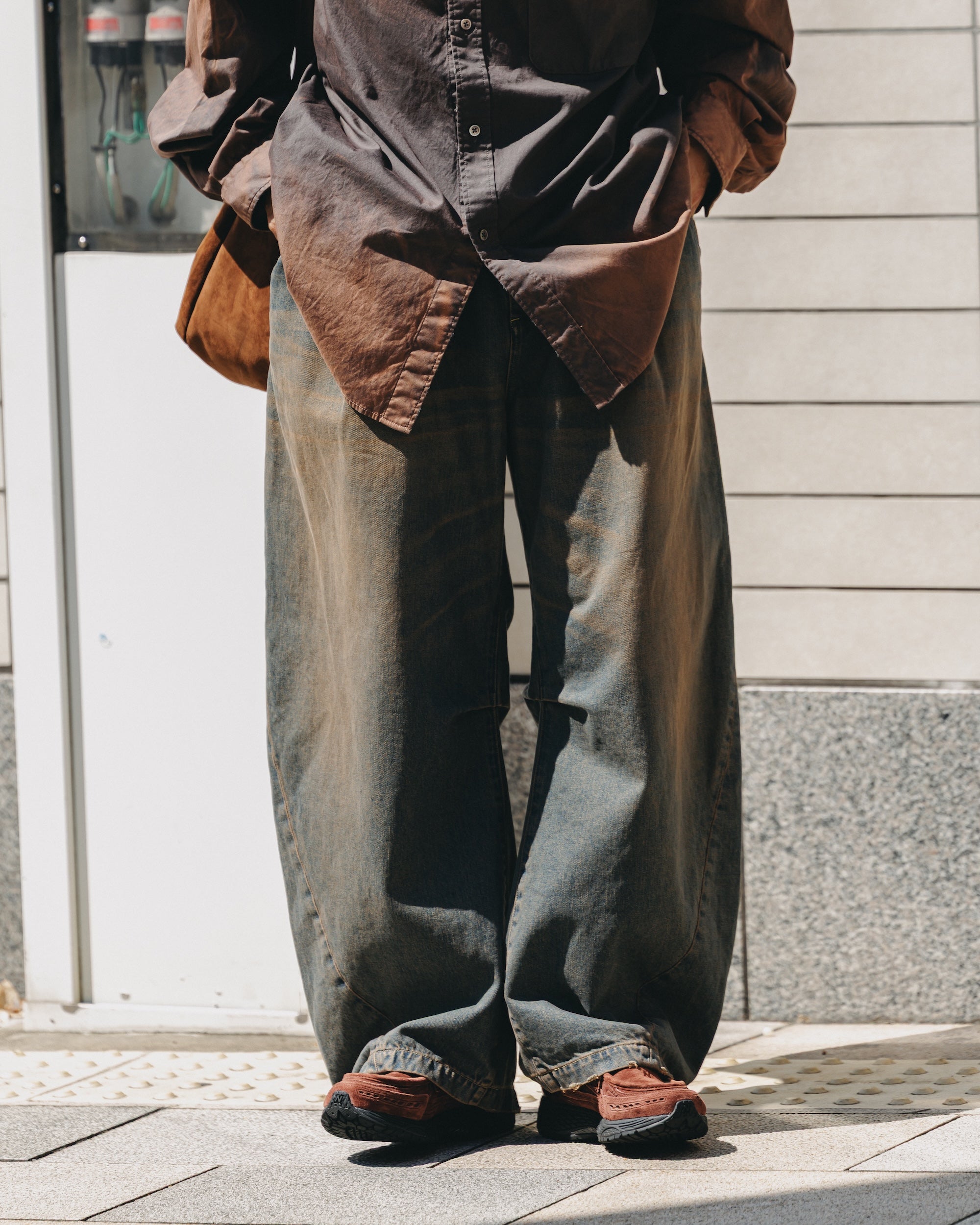 【10.1 WED 20:00- IN STOCK】VINTAGE DYED SELVEDGE DENIM BARREL LEG PANTS (VINTAGE BROWN)