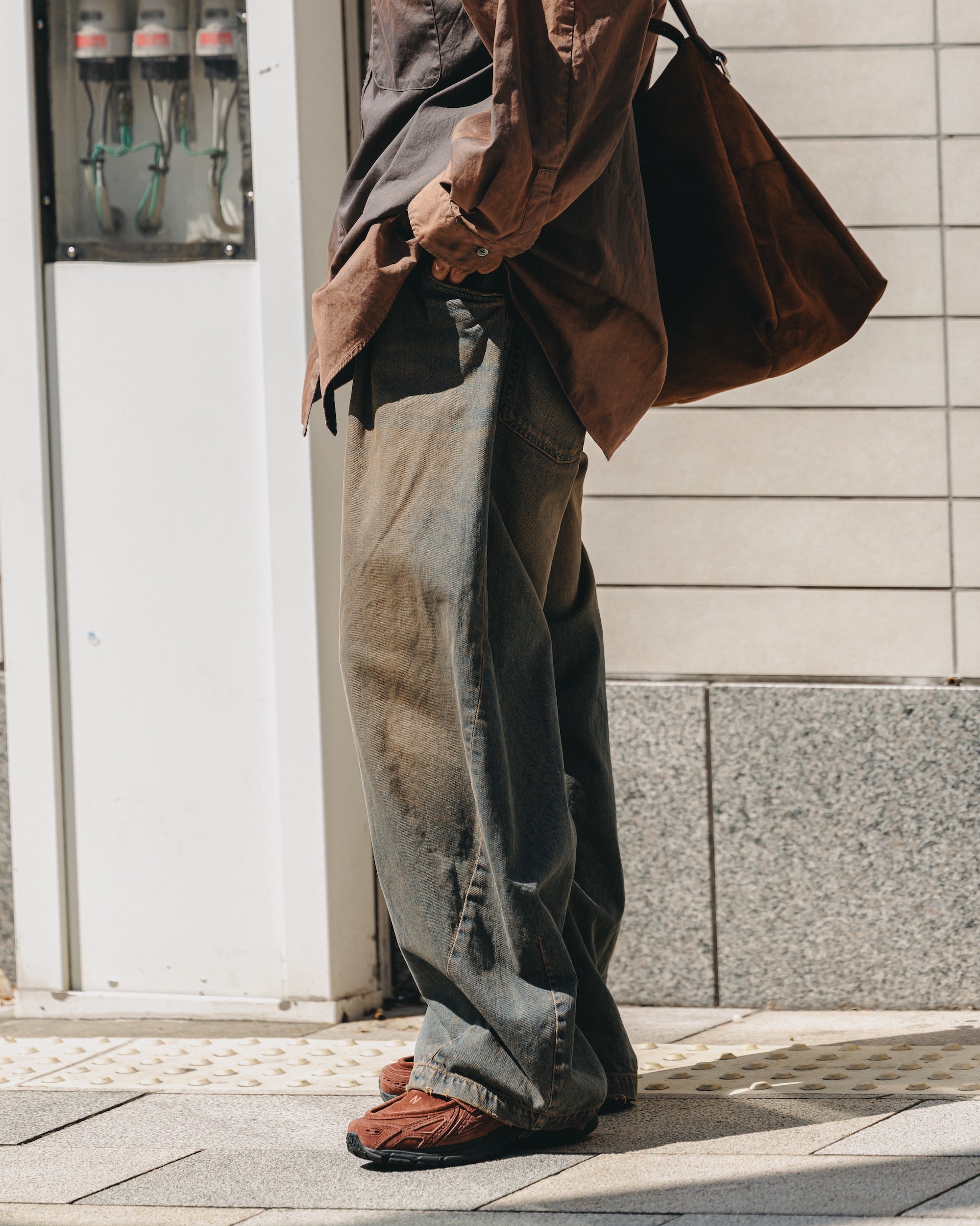 【10.1 WED 20:00- IN STOCK】VINTAGE DYED SELVEDGE DENIM BARREL LEG PANTS (VINTAGE BROWN)