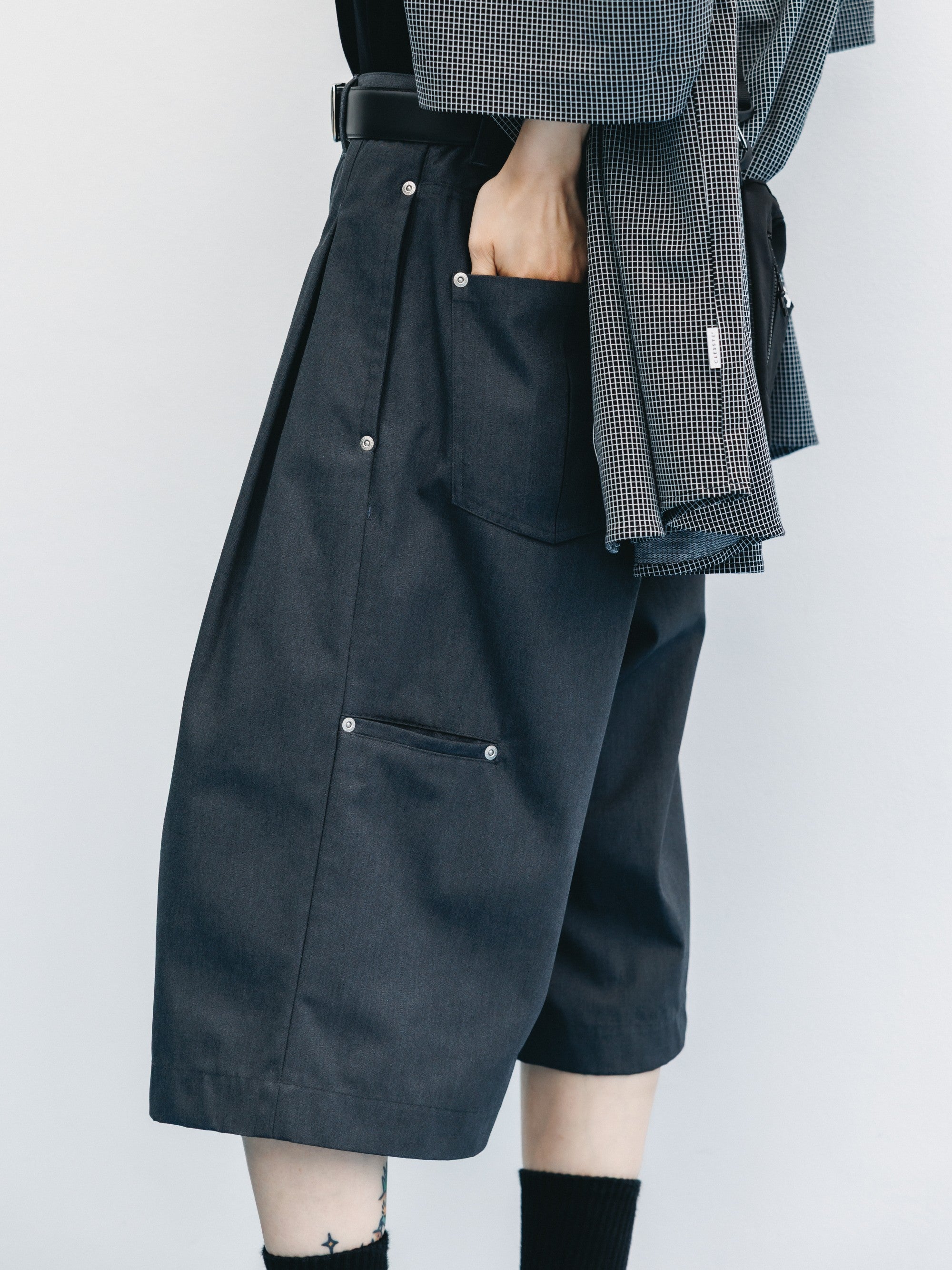 T/C GABARDINE CITY BAGGY HALF PANTS (CHARCOAL)