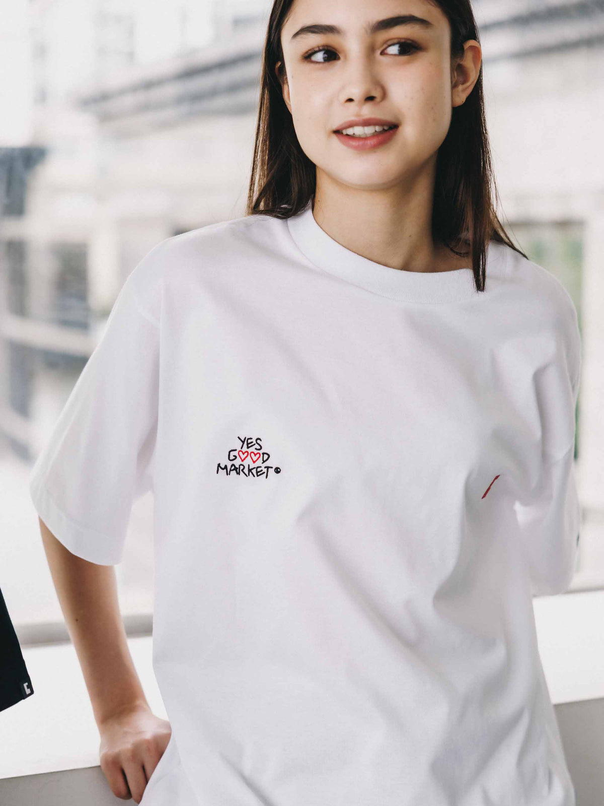 【10.4 SUN 20:00- IN STOCK】【LIMITED】 “YES G♡♡D MARKET" S/S T-SHIRT WITH DRAWSTRINGS (WHITE)