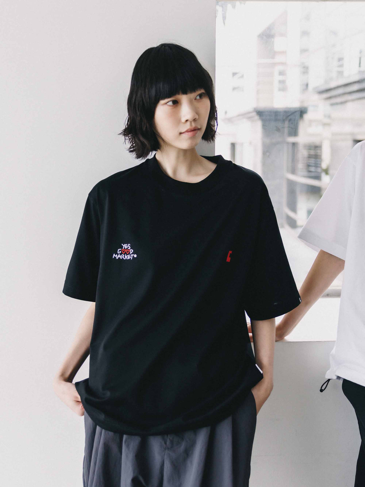【10.4 SUN 20:00- IN STOCK】【LIMITED】 “YES G♡♡D MARKET" S/S T-SHIRT WITH DRAWSTRINGS (BLACK)