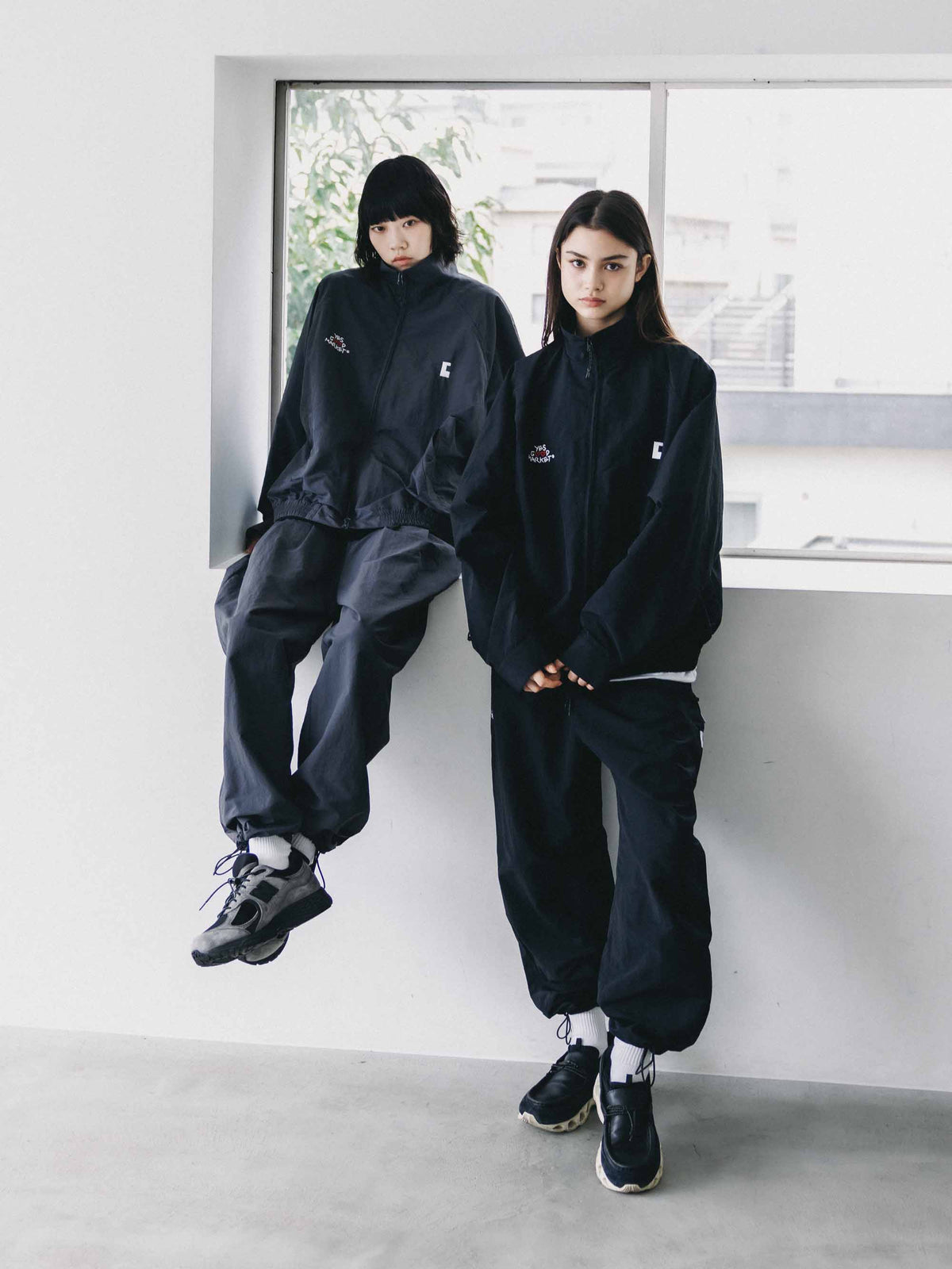 【10.4 SUN 20:00- IN STOCK】【LIMITED】 “YES G♡♡D MARKET" ACTIVE CITY UNIFORM UTILITY JACKET (GRAY)