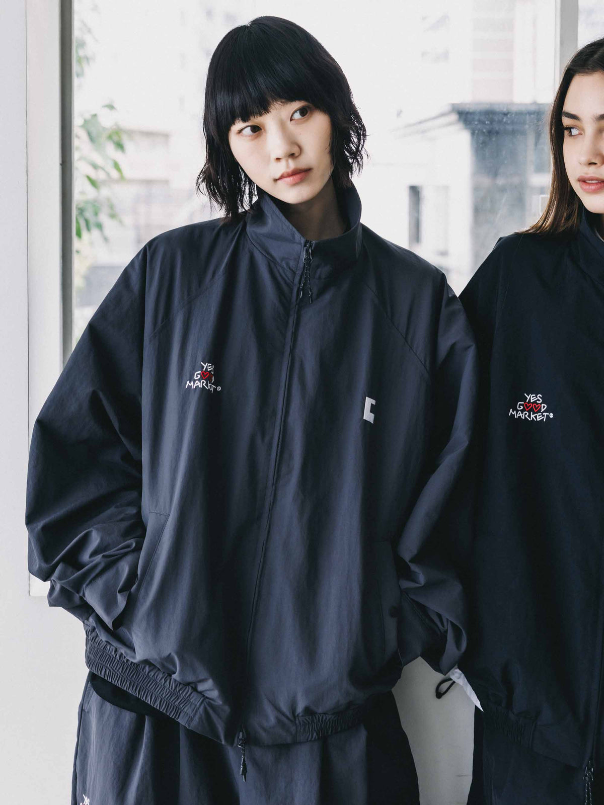 【10.4 SUN 20:00- IN STOCK】【LIMITED】 “YES G♡♡D MARKET" ACTIVE CITY UNIFORM UTILITY JACKET (GRAY)