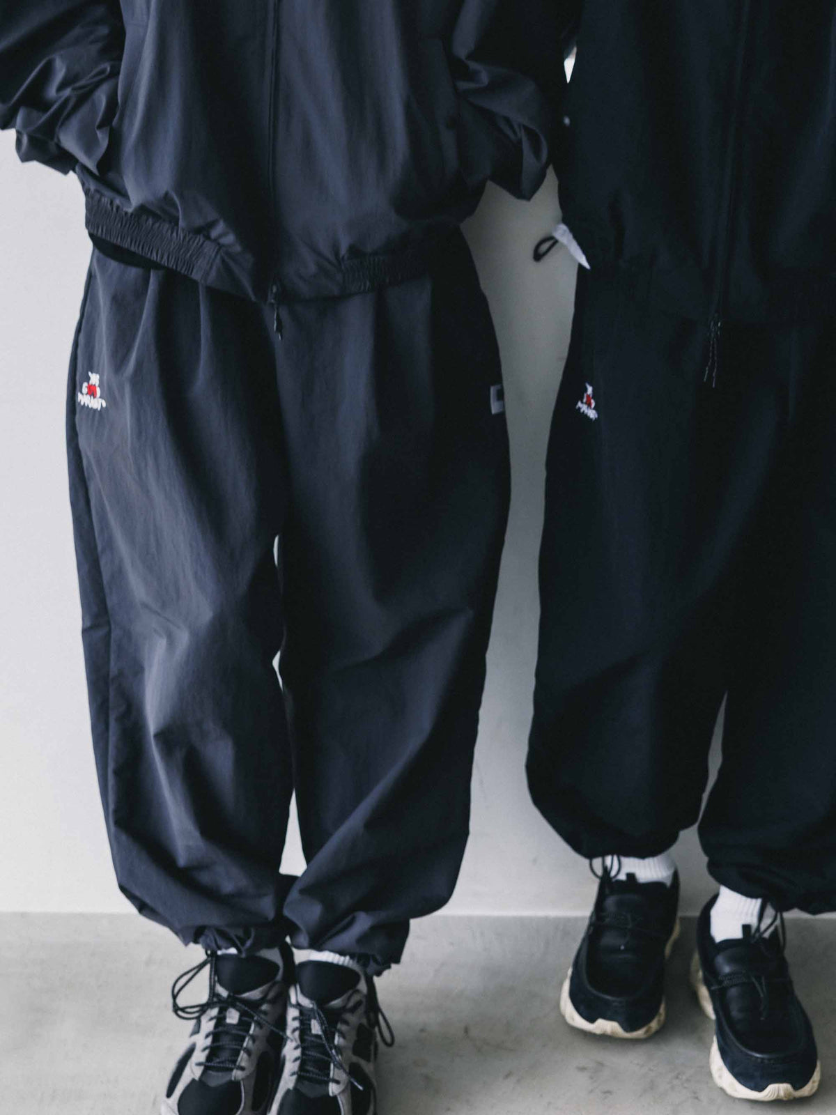 【10.4 SUN 20:00- IN STOCK】【LIMITED】 “YES G♡♡D MARKET" ACTIVE CITY UNIFORM WIDE TAPERED PANTS (GRAY)