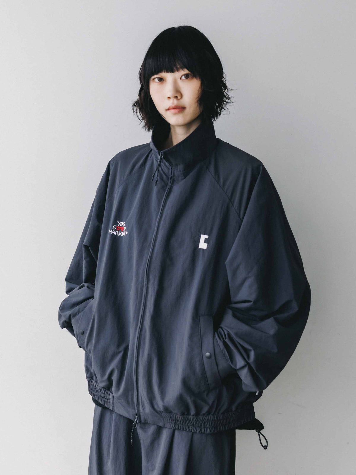 【10.4 SUN 20:00- IN STOCK】【LIMITED】 “YES G♡♡D MARKET" ACTIVE CITY UNIFORM UTILITY JACKET (GRAY)