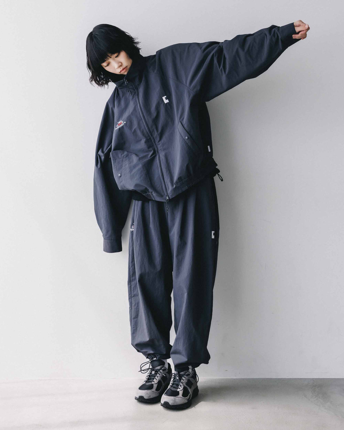 【10.4 SUN 20:00- IN STOCK】【LIMITED】 “YES G♡♡D MARKET" ACTIVE CITY UNIFORM UTILITY JACKET (GRAY)