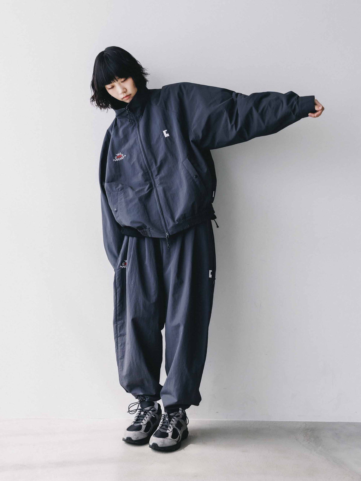 【10.4 SUN 20:00- IN STOCK】【LIMITED】 “YES G♡♡D MARKET" ACTIVE CITY UNIFORM UTILITY JACKET (GRAY)