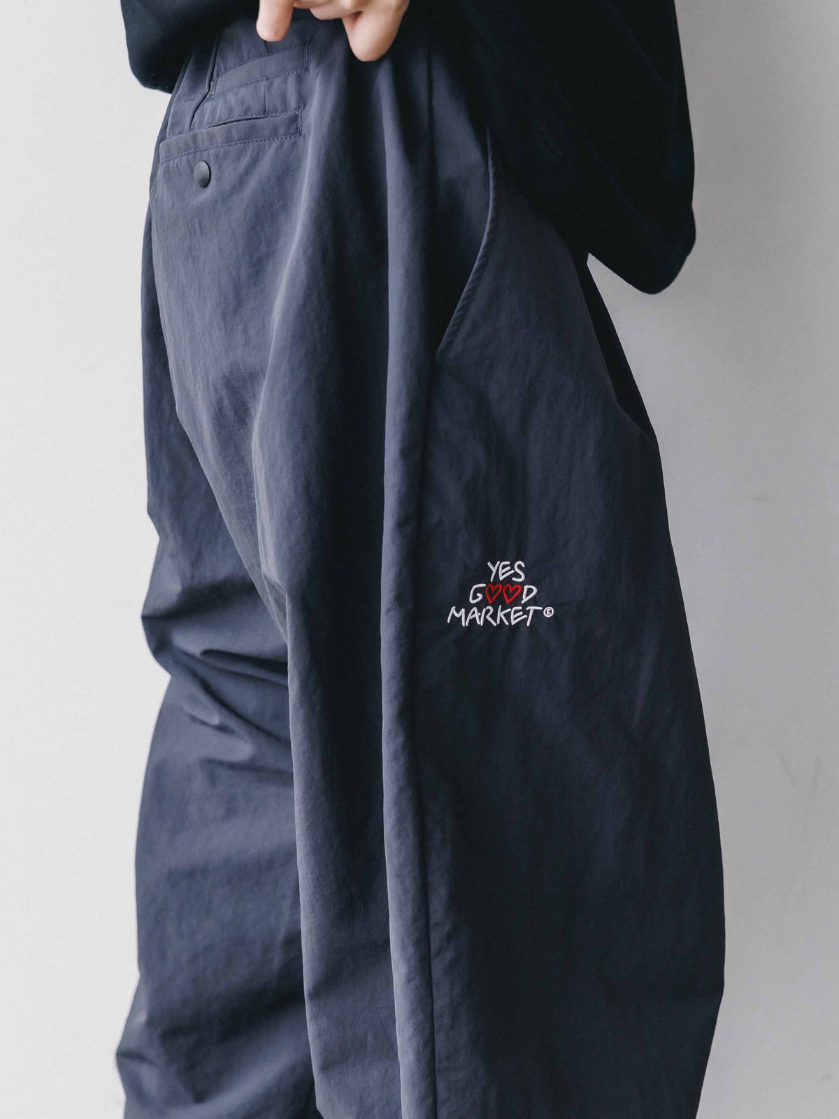 【10.4 SUN 20:00- IN STOCK】【LIMITED】 “YES G♡♡D MARKET" ACTIVE CITY UNIFORM WIDE TAPERED PANTS (GRAY)
