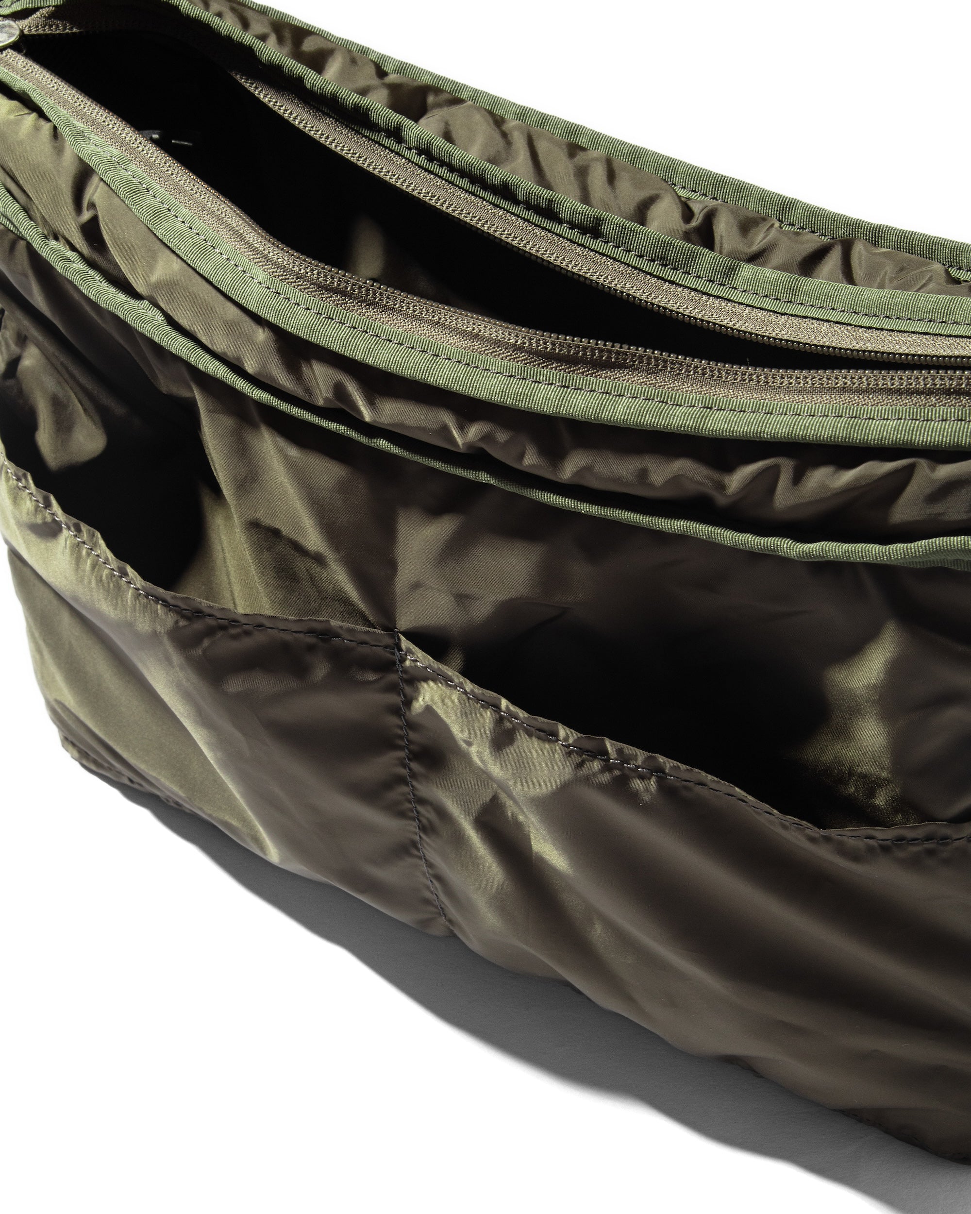 【8.7 WED 20:00- PRE ORDER】PADDED HOLIDAY BAG(OLIVE)