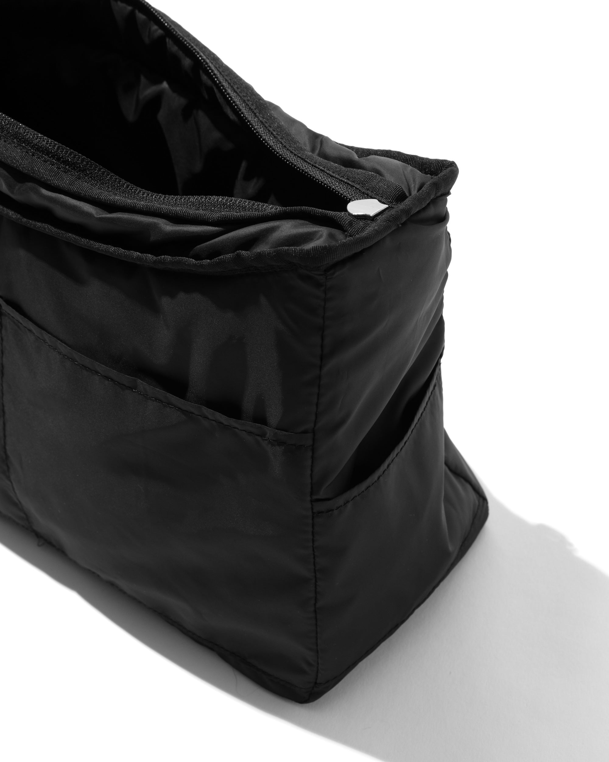 【8.7 WED 20:00- PRE ORDER】PADDED HOLIDAY BAG(BLACK)