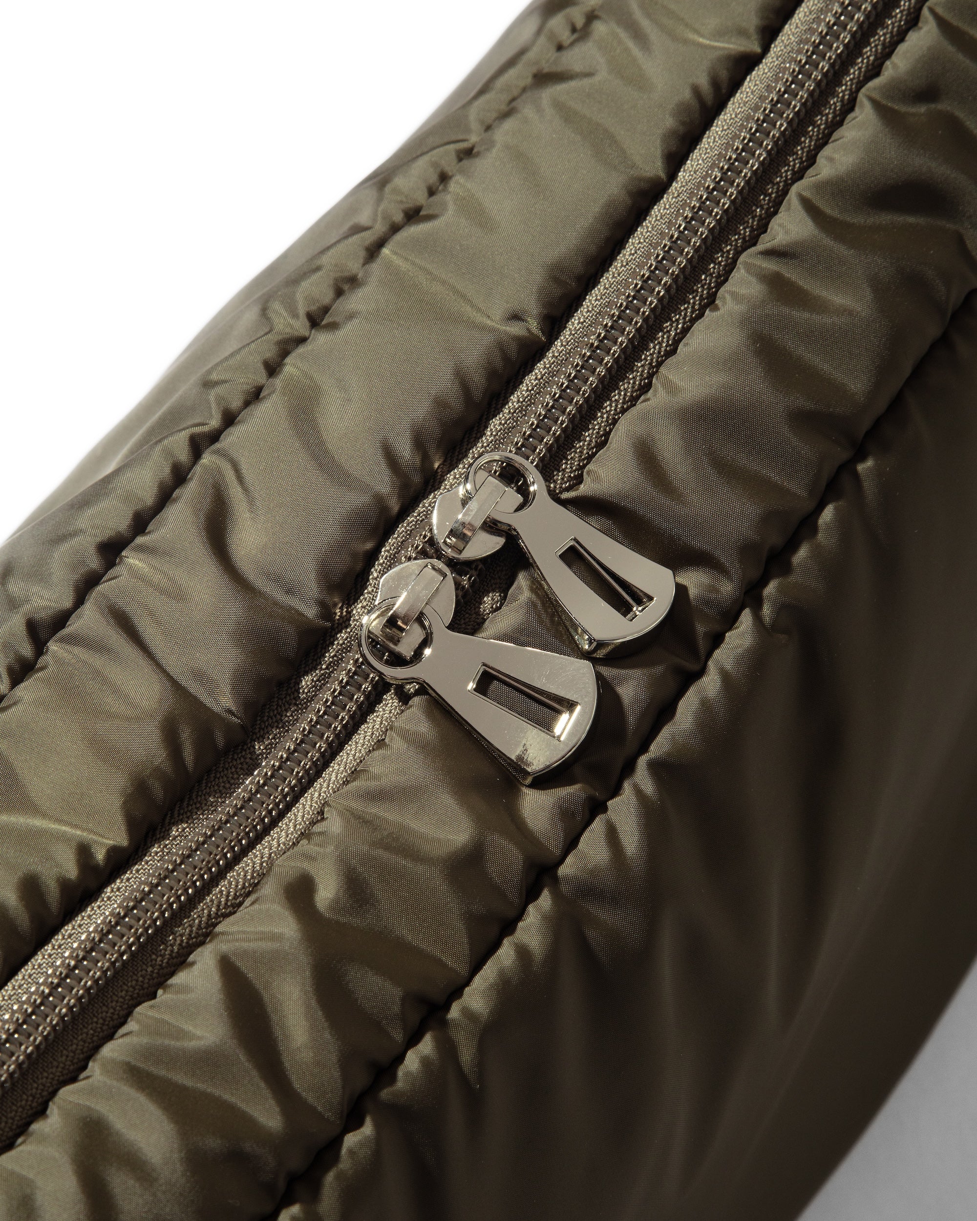 【8.7 WED 20:00- PRE ORDER】PADDED HOLIDAY BAG(OLIVE)